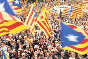 Bir referandum da İspanya'da! Bayrak asıyorlar