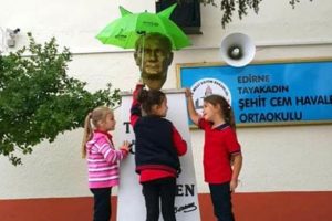 Minik &ouml;ğrencilerin hareketi g&uuml;n&uuml;n olayı oldu