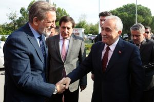 Bakan Fakıbaba Bursa'da: "Ter&ouml;rist ile K&uuml;rt halkını birbirinden ayırmanızda fayda g&ouml;r&uuml;yorum"
