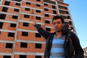 Duvar ustasının fig&uuml;rlerini g&ouml;ren cep telefonuna sarılıyor