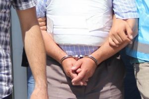 10 ilde g&uuml;mr&uuml;k operasyonu: 23 g&ouml;zaltı