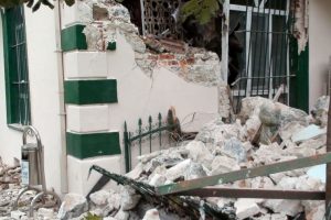 Ağacın camide yol a&ccedil;tığı hasar g&uuml;n ağarınca ortaya &ccedil;ıktı