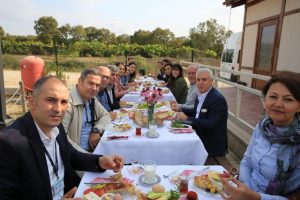 Bursa Nil&uuml;fer'de Başkan Bozbey kahvaltıyı personeliyle yaptı