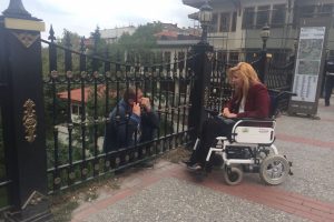 Bursa'da intihar i&ccedil;in k&ouml;pr&uuml;ye &ccedil;ıktı, milletvekili ikna etti