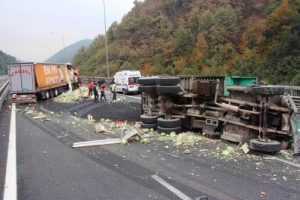 Anadolu Otoyolu'nda trafiği kapatan kaza: 3 yaralı
