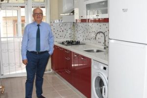 Evini sadece doktor adayı kız &ouml;ğrencilere kiraya veriyor