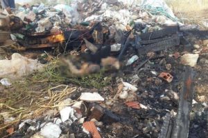 Moloz d&ouml;k&uuml;len alanda yanmış erkek cesedi bulundu