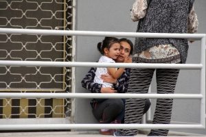 B&uuml;y&uuml;k korku yaşayan &ccedil;ocuklar g&ouml;zyaşlarına boğuldu