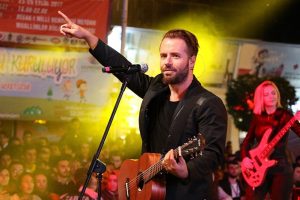 Emre Aydın konserinde yumruklar havada u&ccedil;uştu