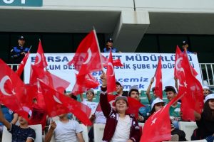 Bursa polisi &ccedil;ocukları futbol ma&ccedil;ına g&ouml;t&uuml;rd&uuml;