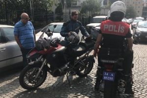 &Uuml;nl&uuml; sanat&ccedil;ı motosikletiyle bir kadına &ccedil;arptı