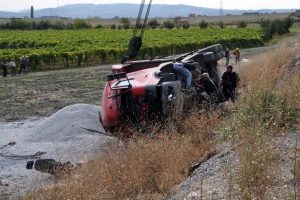 Yol yapımında &ccedil;alışan kamyonlar &ccedil;arpıştı