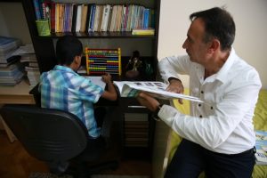 Bursa'da &ccedil;alıştığı kurumdan etkilendi, 'koruyucu' aile oldular