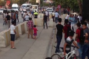 &Ccedil;ocukların kavgasına b&uuml;y&uuml;kler karıştı! Yaralılar var