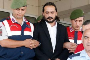 &Uuml;nl&uuml; yazarın otomobilinde dikkat &ccedil;eken g&ouml;r&uuml;nt&uuml;!