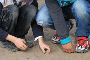 Buldukları cisim patladı: İki kardeşten biri &ouml;ld&uuml;