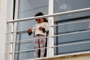 Pencere pervazında mahsur kalan &ccedil;ocuk kurtarıldı