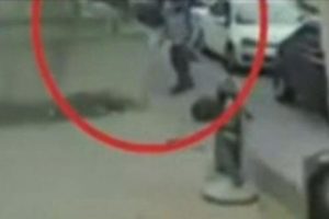 Kadına &ouml;nce omuz sonra yumruk attı
