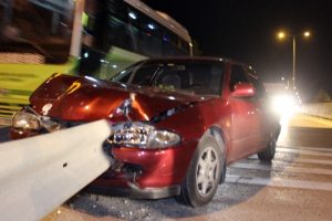 Otomobil bariyerlere saplandı: 3 yaralı