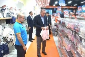 Cumhurbaşkanı Erdoğan torunu i&ccedil;in alışveriş yaptı