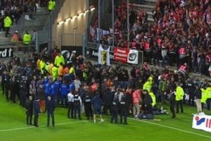 Fransa'da trib&uuml;n &ccedil;&ouml;kt&uuml;: 21 yaralı