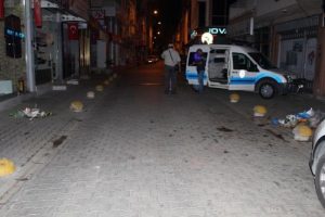 Eski eşini bı&ccedil;ak ve sopayla yaraladı