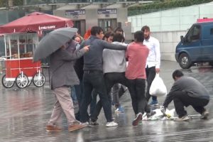 Şemsiye satıcılarının meydan kavgası