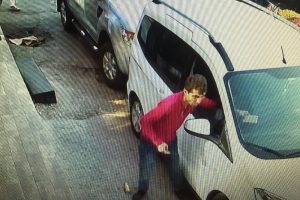 &Ouml;nce kameraya sonra polise yakalandı