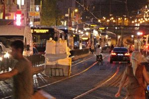 Tramvay yolunu işgal eden s&uuml;r&uuml;c&uuml;ler vatmanlara zor anlar yaşatıyor