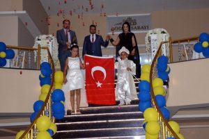 Fanatik taraftarın s&uuml;nnet d&uuml;ğ&uuml;n&uuml; sarı lacivert renklerle yapıldı