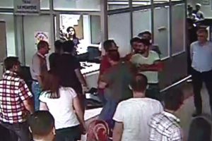 4 aylık hamile sağlık &ccedil;alışanına hastanede saldırı