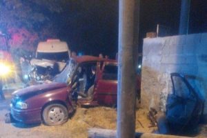 Servis minib&uuml;s&uuml; ile otomobil &ccedil;arpıştı: 5 yaralı