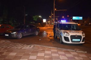 Otomobil iki araca &ccedil;arpıp ka&ccedil;tı: 1 yaralı