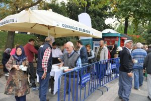 Bursa Osmangazi Belediye Başkanı D&uuml;ndar, vatandaşa aşure dağıttı