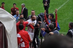 Bursa'da İneg&ouml;lspor - Kocaeli Birlikspor ma&ccedil;ının ardından olaylar &ccedil;ıktı