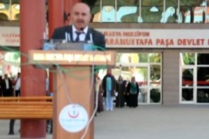 İstiklal Marşı'nın s&ouml;zlerini unutunca, '&Ouml;n&uuml;mde metin yok' deyip bıraktı