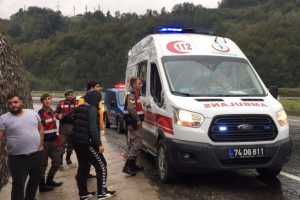 Ambulans istinat duvarına &ccedil;arptı