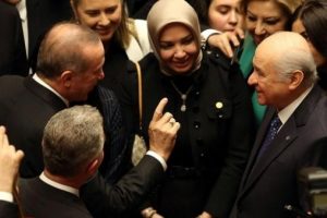 Erdoğan ve Bah&ccedil;eli arasında dikkat &ccedil;eken g&ouml;r&uuml;şme
