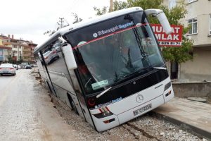Yoldaki &ccedil;&ouml;kme servis minib&uuml;s&uuml;n&uuml; deviriyordu