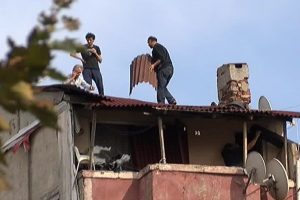 İstanbul'da &ccedil;atıdaki iş&ccedil;ilerin &ouml;l&uuml;mle dansı