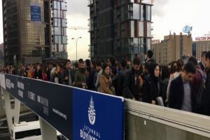 İstanbul Yenibosna Metrob&uuml;s durağında insan seli
