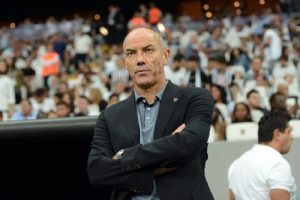 Bursaspor'da Le Guen 5 isimden vazge&ccedil;medi