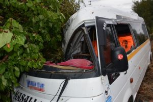 &Ouml;ğrenci servisi kaza yaptı: 4 yaralı
