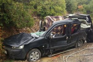 Otomobilin &uuml;zerine kaya d&uuml;şt&uuml;! 3 &ouml;l&uuml;, 1 yaralı