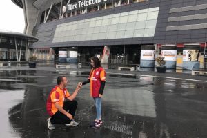Fanatik taraftardan ilgin&ccedil; evlenme teklifi