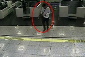 Şilili kuryenin valizindeki viski şişelerinden kokain &ccedil;ıktı