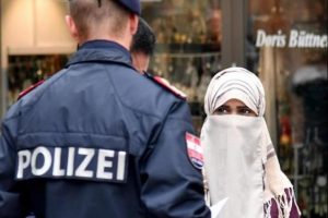 Yasak uygulamaya girdi, pe&ccedil;esini &ccedil;ıkarttılar