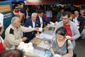 Bursa Nil&uuml;fer Belediye Başkanı Bozbey vatandaşlara aşure dağıttı