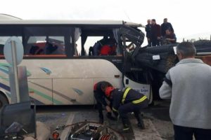 İş&ccedil;i servisi TIR'a &ccedil;arptı: 21 yaralı