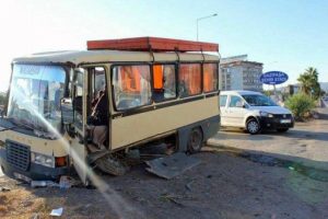 Minib&uuml;sle otomobil &ccedil;arpıştı: 5 yaralı